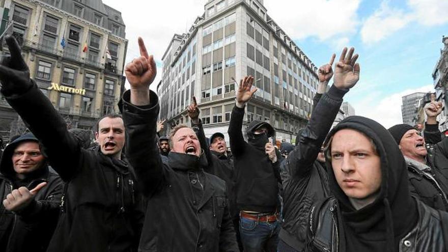 Neonazis amb el braç alçat després d&#039;irrompre a la plaça de la Borsa de Brussel·les