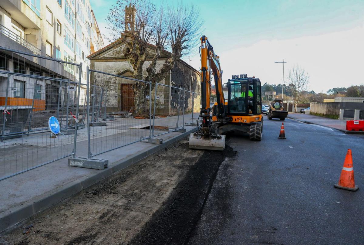 Alfaltado de una calle en Vilagarcía. |   // IÑAKI ABELLA