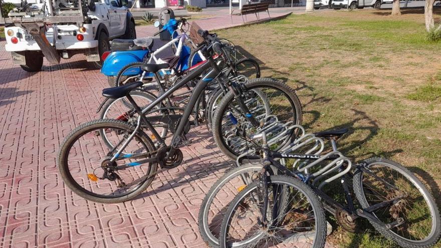 Sant Antoni retira bicicletas abandonadas en la vía pública | ASA