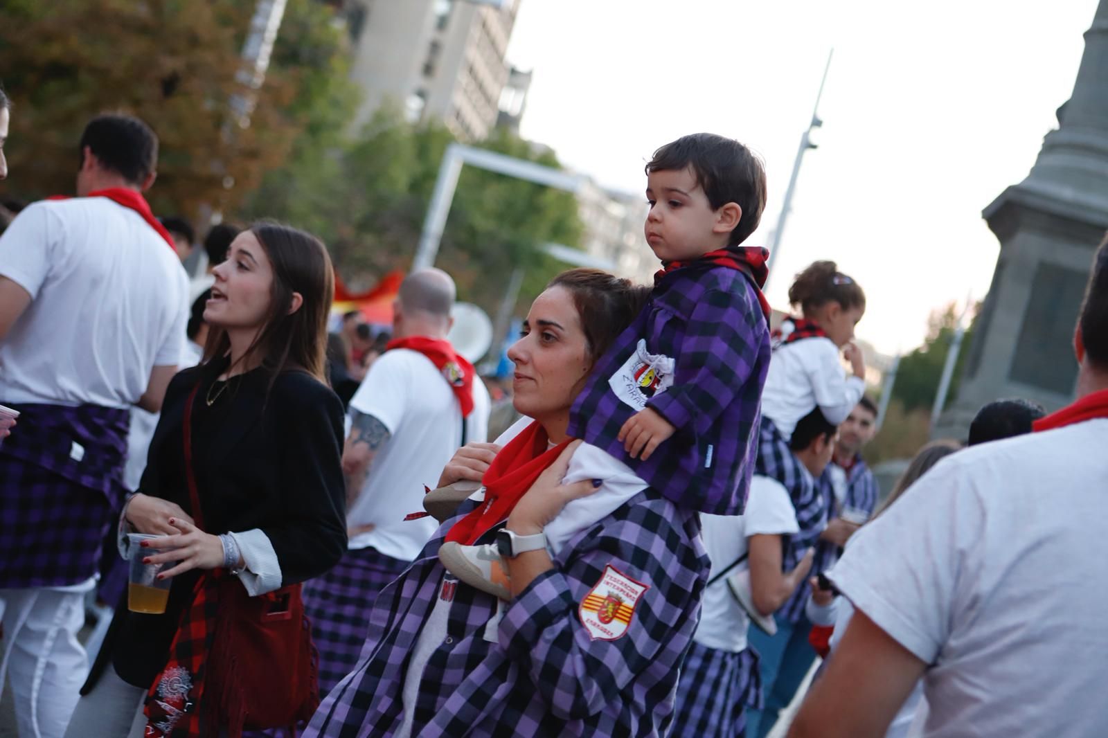 En imágenes | Las peñas de Zaragoza invaden el centro para el maratón de charangas