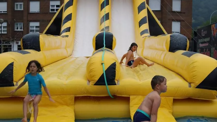 Las fiestas de Sotrondio convierten el colegio Rey Aurelio en todo un parque acuático, con cientos de niños disfrutando del agua"