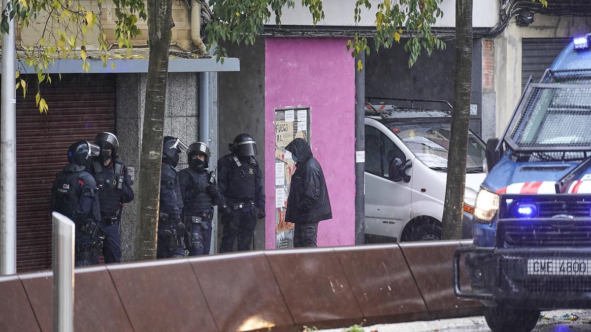 Tallat l'accés al carrer del Carme per protestar contra uns desnonaments