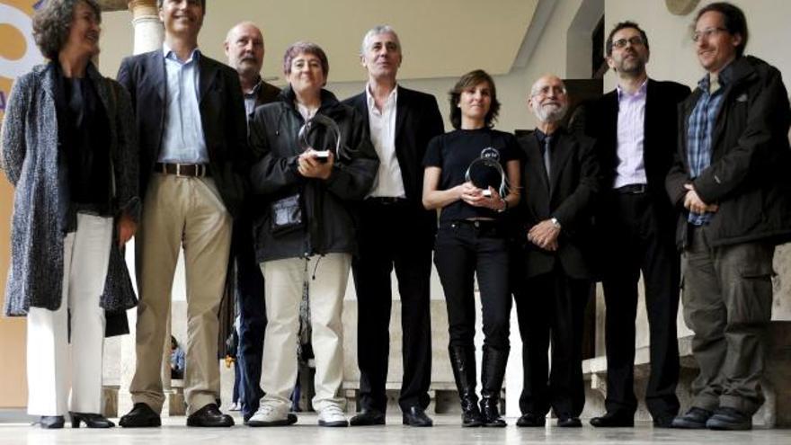 Los galardonados por la Unió de Periodistes Valencians con el premio Llibertat d&#039;Expressió, que este año ha recaído en la asociación de Victimas del accidente del Metro 3J, los periodistas de la SER Daniel Anido y Rodolfo Irago, la revista canaria Cuadernos del Sureste, el profesor Román de la Calle y los fotoperiodistas valencianos, posan tras el acto realizado esta mañana en el Aula Magna de la Universitat de Val ncia.