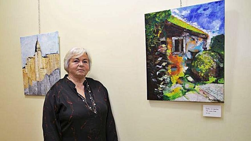 María Cubeiro, en la exposición de sus cuadros en la Casa da Cultura de Sada.