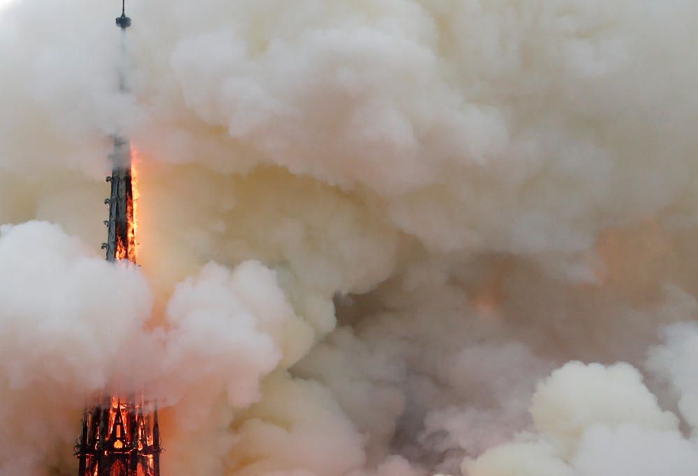 Un incendi crema Notre Dame de París