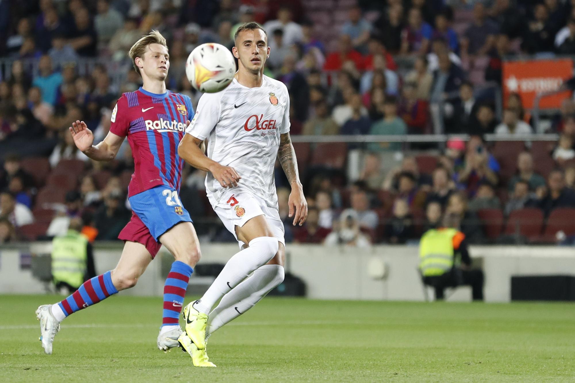 Russo protege el balón ante Frenkie de Jong.