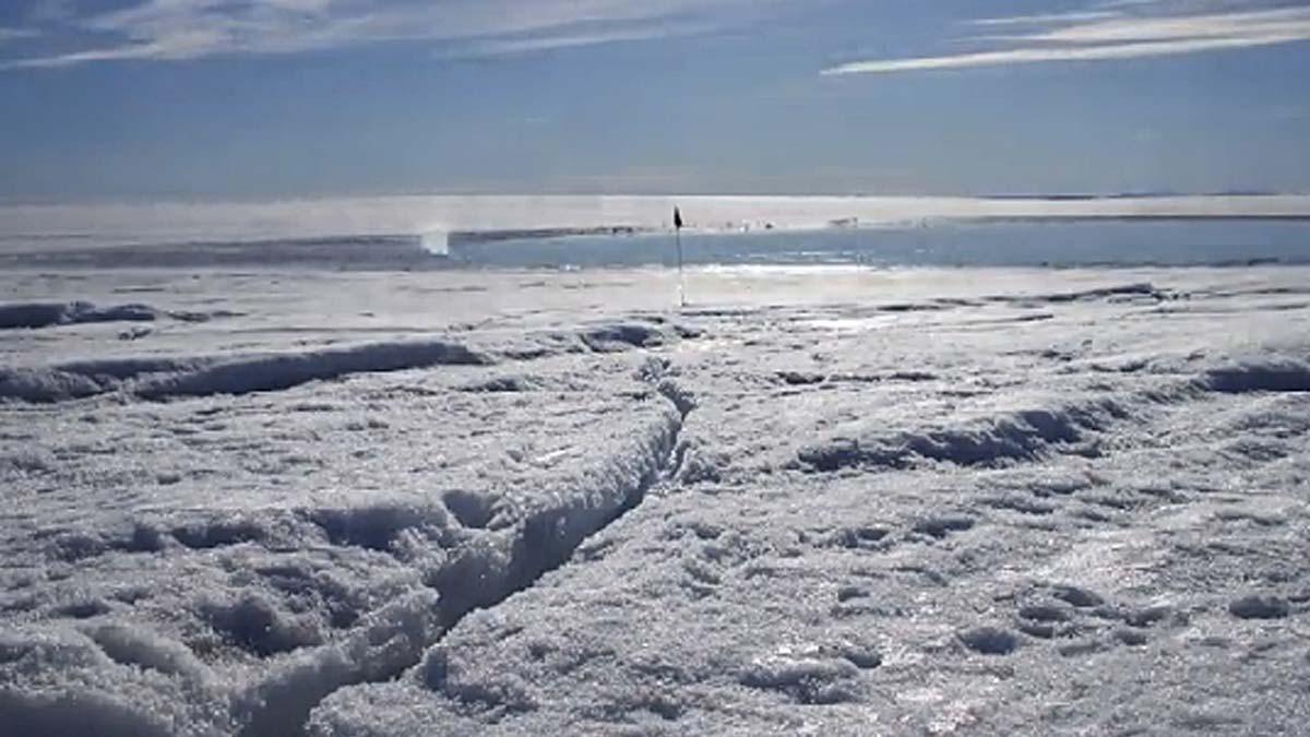 Cinco mil millones de litros de agua drenaron al lecho de la capa de hielo en menos de cinco horas, suficiente para levantar el hielo de un kilómetro de espesor en más de medio metro.