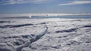 Cinco mil millones de litros de agua drenaron al lecho de la capa de hielo en menos de cinco horas, suficiente para levantar el hielo de un kilómetro de espesor en más de medio metro.