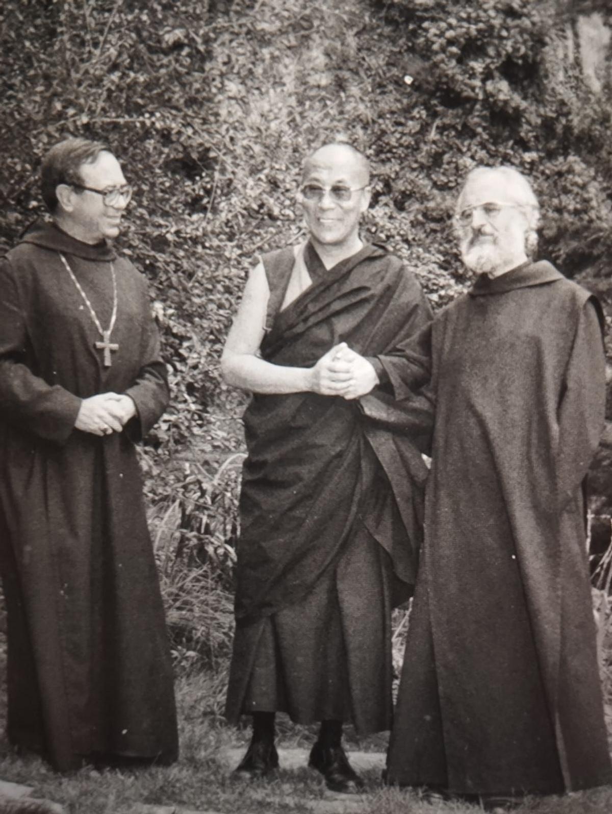 El Dalai-lama, Tenzin Gyatso, a l'abadia de Montserrat el 1982