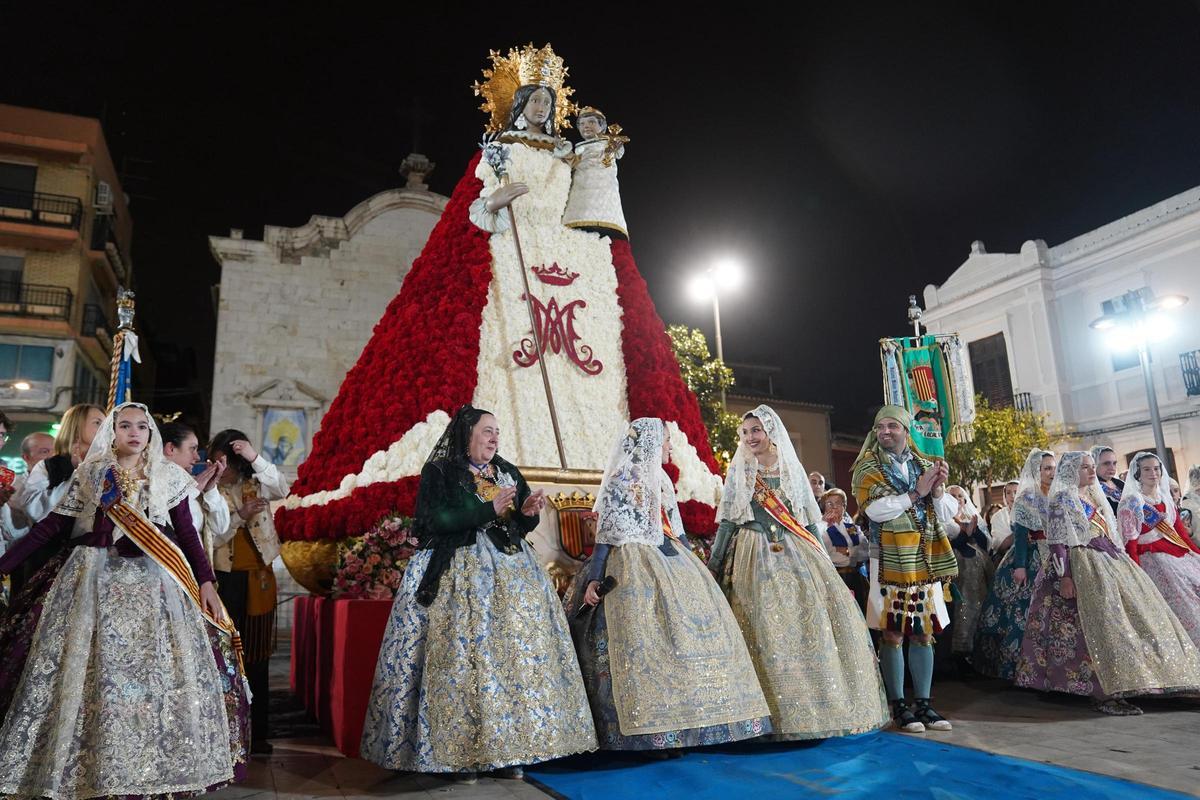Celebración de la emotiva y solemne ofrenda en honor a la Geperudeta en Paterna