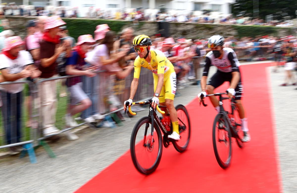 Dax (France), 04/07/2023.- Yellow Jersey overall leader British rider Adam Yates (L) of team UAE Team Emirates and a teammate arrive for the start of the 4th stage of the Tour de France 2023, a 181,8km race from Dax to Nogaro, Dax, France, 04 July 2023. (Ciclismo, Francia) EFE/EPA/MARTIN DIVISEK