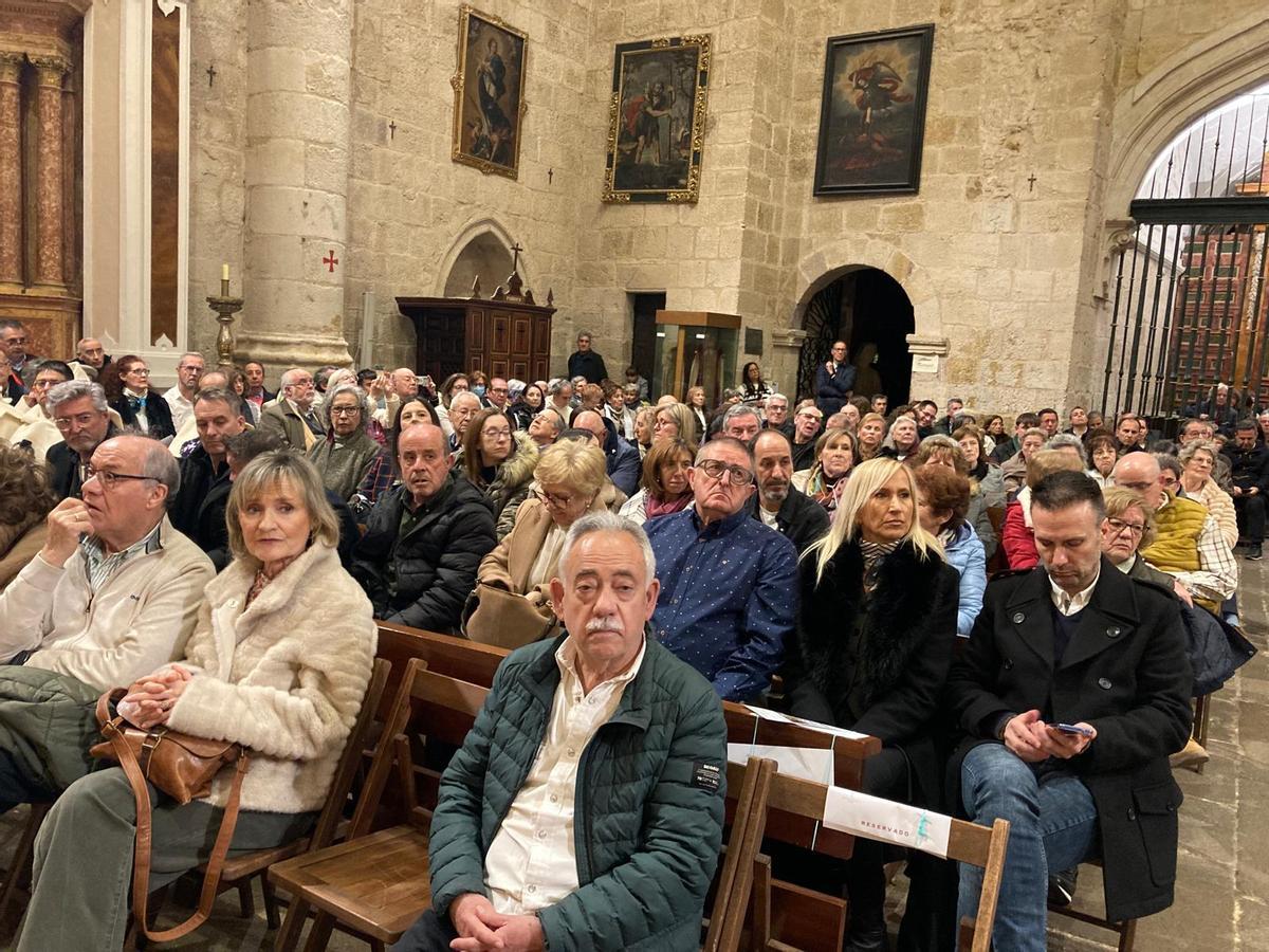 Directiva Buena Muerte y público en San Ildefonso.jpeg Directiva Buena Muerte y público en San Ildefonso.jpeg