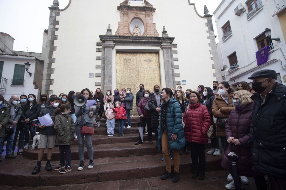 Protesta en la Ermita de la Sang de Sagunt, por no admitir el ingreso de mujeres.
