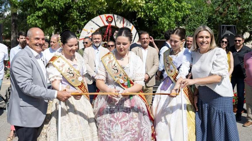 La Salzadella llena sus calles de cerezas y sabor mexicano en el arranque de la feria