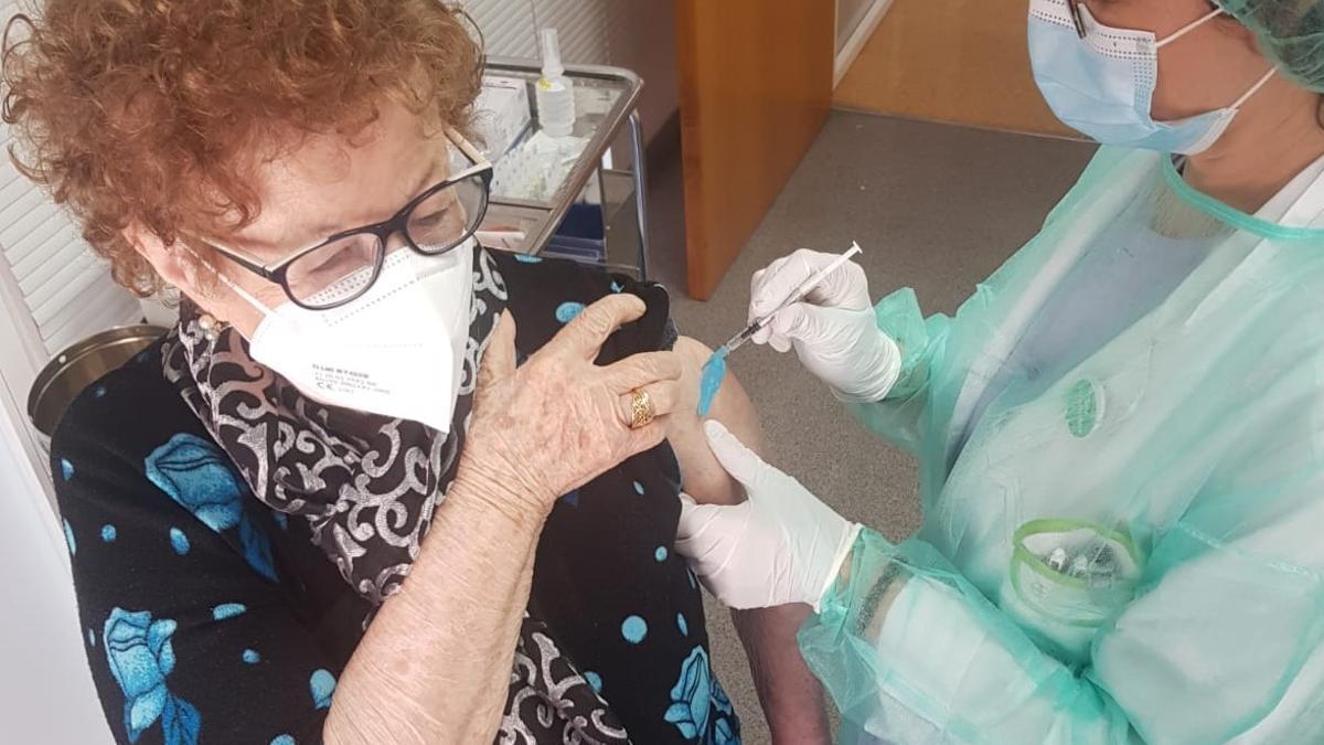 Una sanitaria vacuna a una vecina de Ondara mayor de 90 años