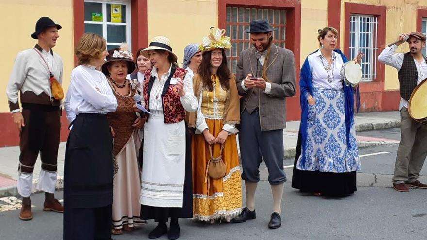 El alcalde, a la izq., junto a otros vecinos ataviados de época en la feria histórica de Curtis