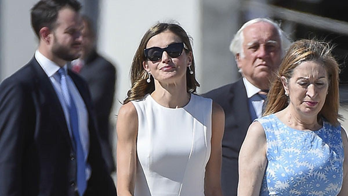 Letizia Ortiz pone rumbo a Reino Unido con un dos piezas blanco