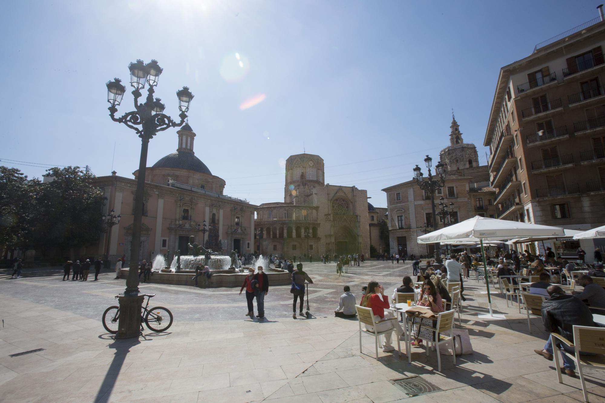 El sol y las buenas temperaturas abarrotan València