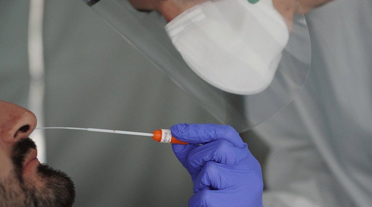 Un sanitario realiza un test de covid-19 a un hombre en la zona habilitada en el Hospital de Basurto en Bilbao, el 9 de junio. Un sanitario realiza un test de covid-19 a un hombre en la zona habilitada en el Hospital de Basurto en Bilbao, el 9 de junio.