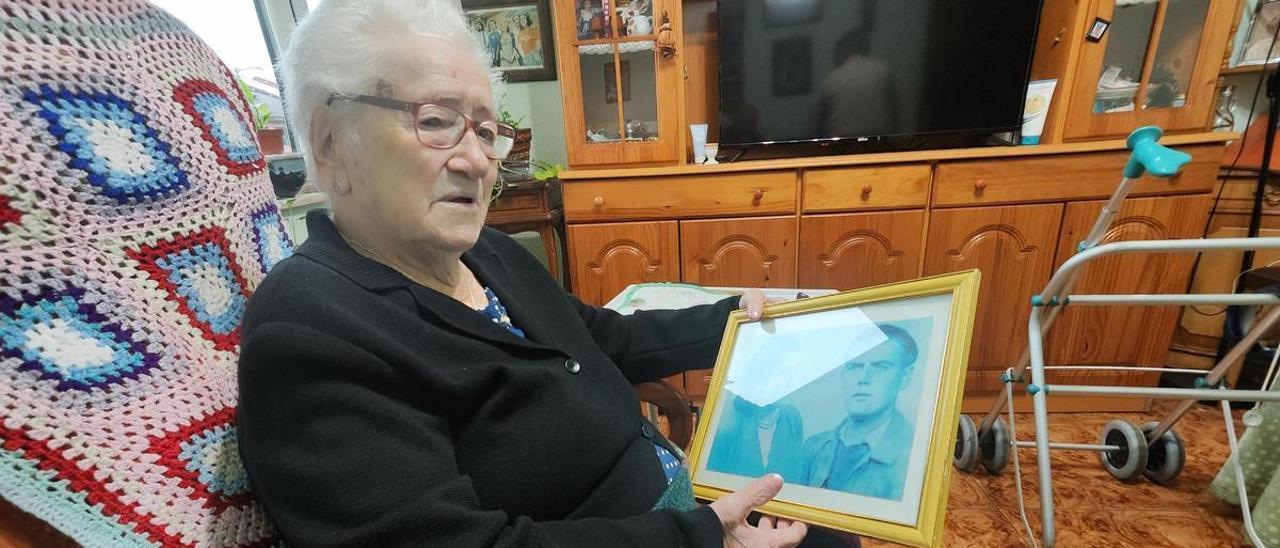 Josefa Cabello, con una foto suya y de su marido, en su casa de La Felguera. | A. Velasco