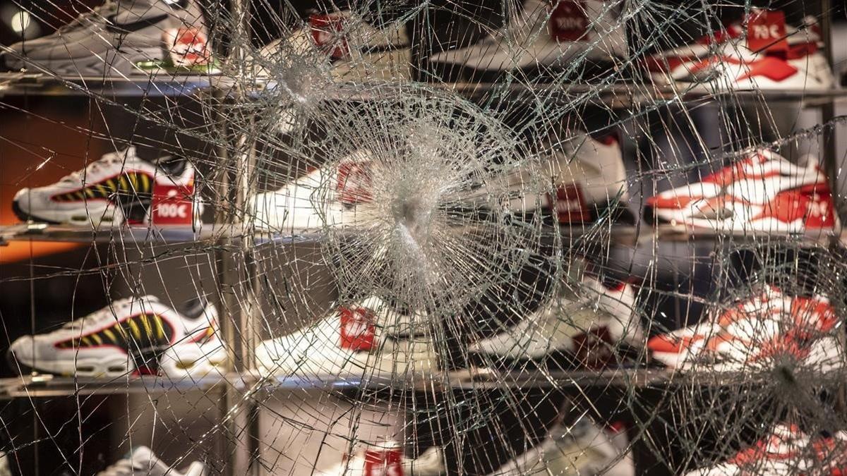 Escaparate roto en una de las tiendas afectadas por los disturbios en Stuttgart.
