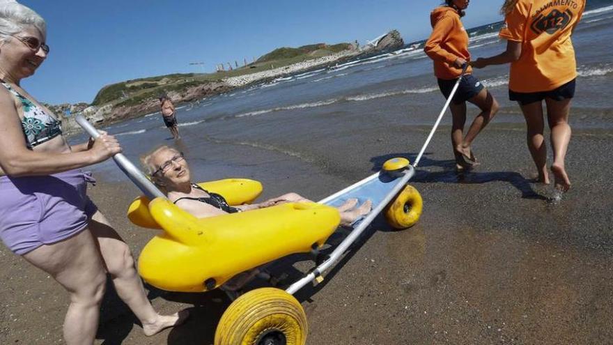 Baños sin barreras en la playa de Salinas