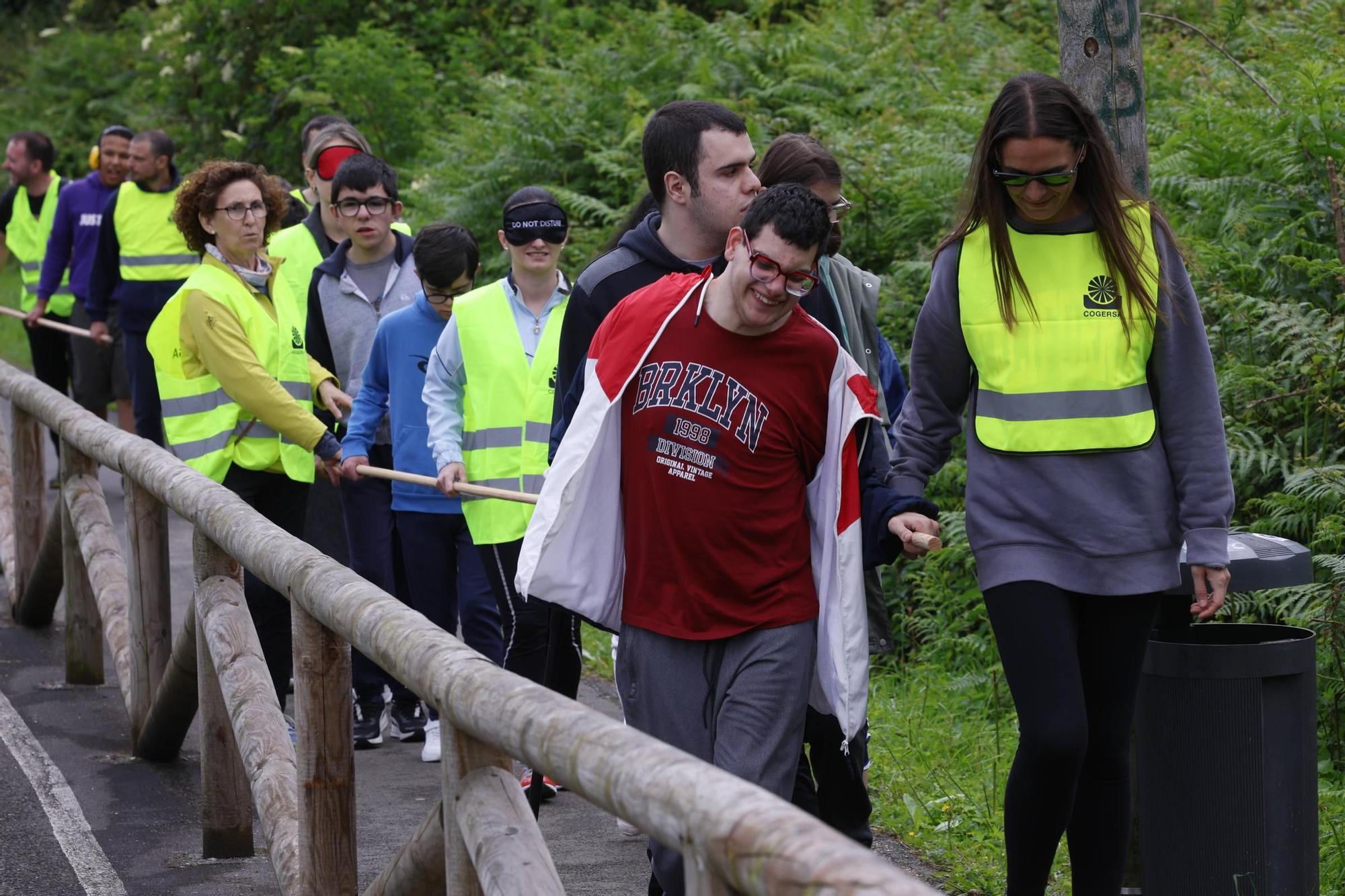 EN IMÁGENES: Así fue la ruta senderista en Corvera del alumnado del colegio San Cristóbal con voluntarios de Arcelor