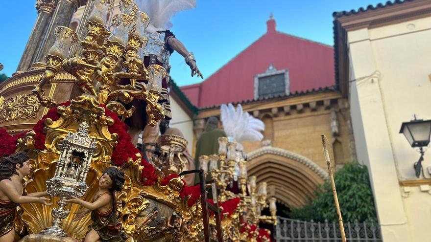 Vídeo | El paso del Señor de la Sentencia saluda a la Hermandad de la Amargura