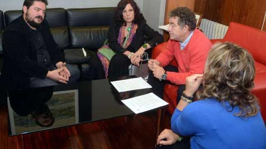 La directora de AFIN, Diana Marre (centro), ayer, en una reunión con el alcalde en el Concello. // R.Vázquez