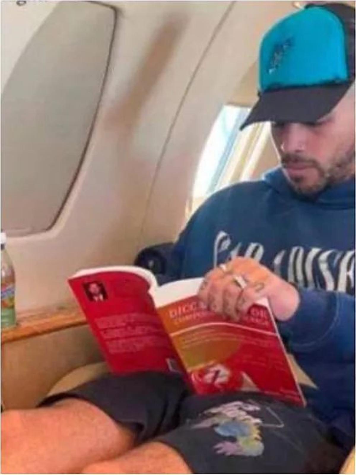 Rauw Alejandro con el mismo libro rojo de composición que Rosalía