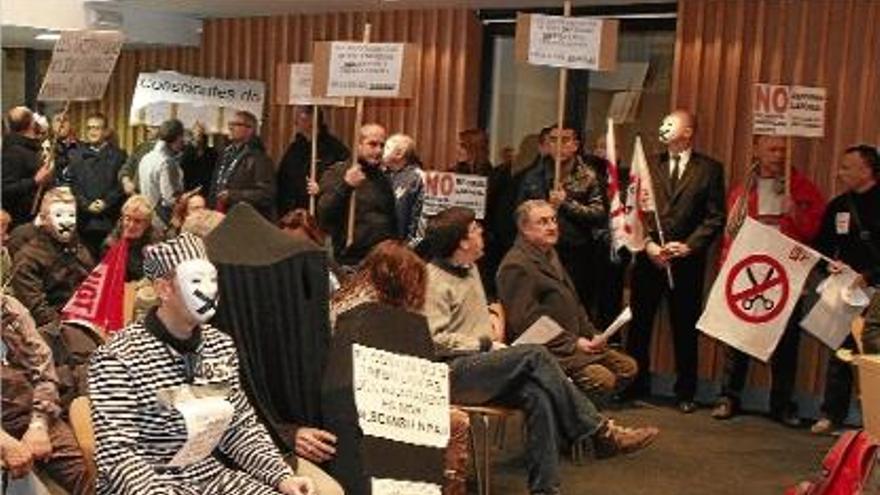 Una protesta dels treballadors de l&#039;Ajuntament de Blanes en contra de les retallades el febrer de 2012.