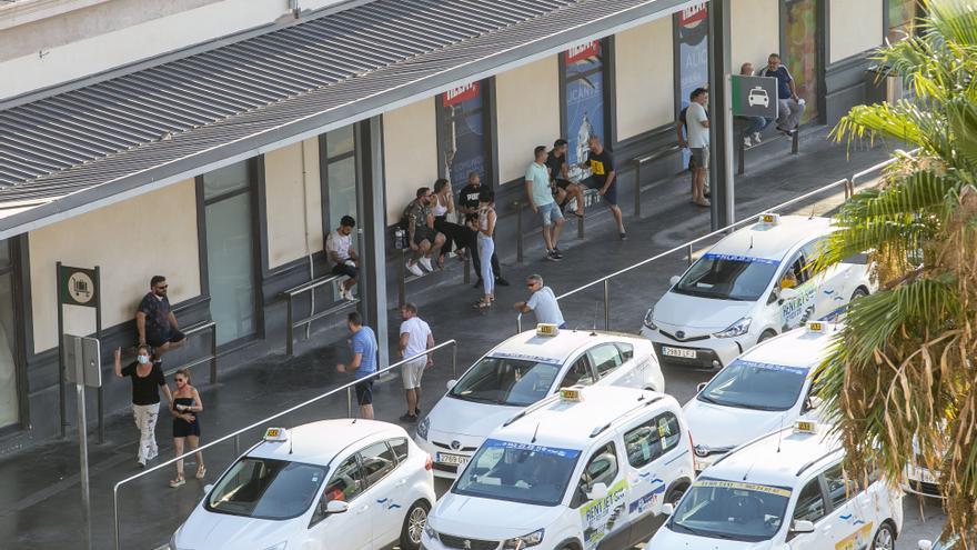 Los taxistas de Alicante desconvocan la huelga para Navidad y Año Nuevo tras pactar una subida de tarifas del 8%