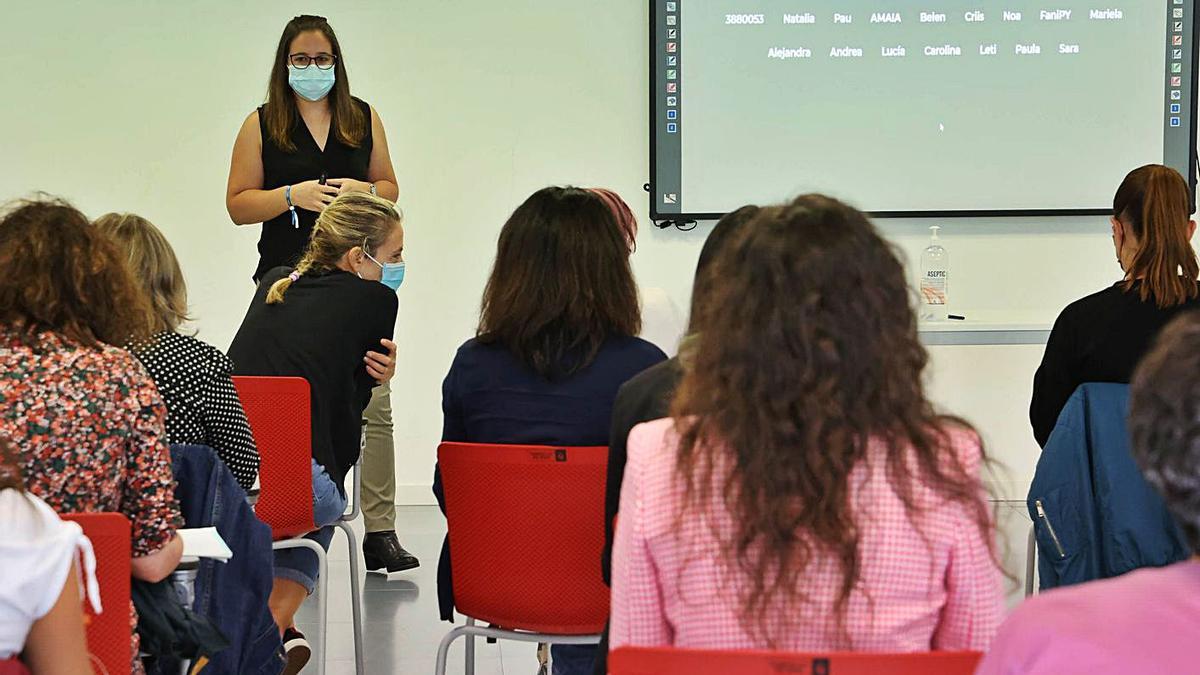 Carla Teixeira, psicóloga, en
 el taller de ayer.   | // A. VILLAR