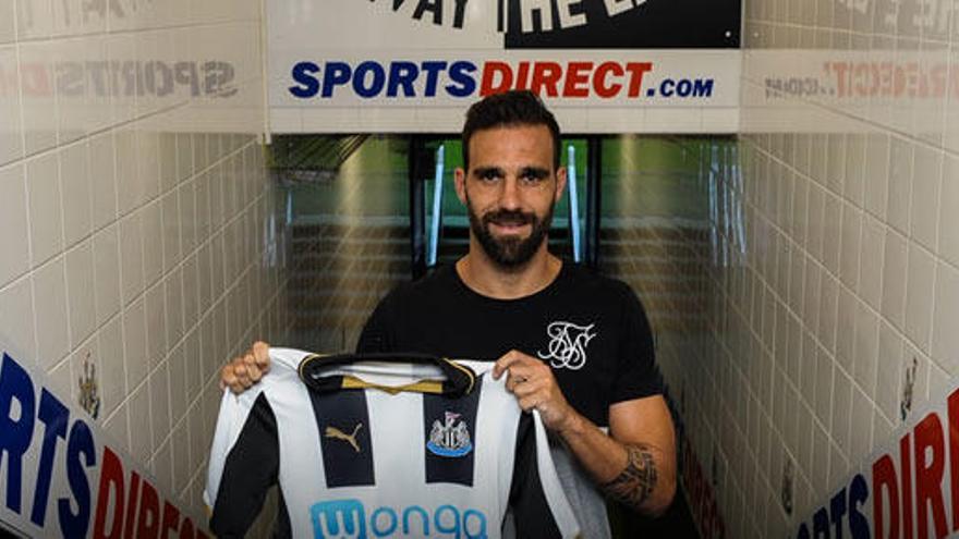 Jesús Gámez posa con la camiseta de su nuevo club.