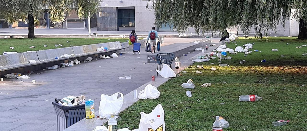 Restos de un botellón en la Praza da Estrela.