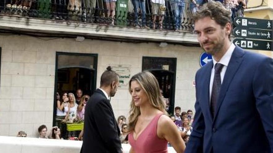 Pau Gasol y su pareja en la boda de Sergio Llull.