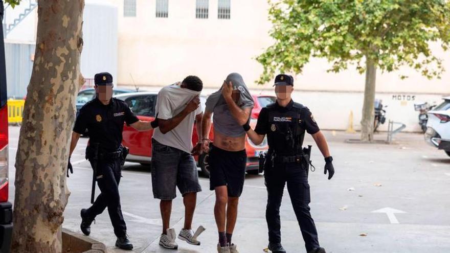 ROBOS EN VIVIENDAS MALLORCA | Prisión sin fianza para los tres atracadores que asaltaron a una familia a punta de pistola en su vivienda de Son Puig y sustrajeron 26.000 euros.