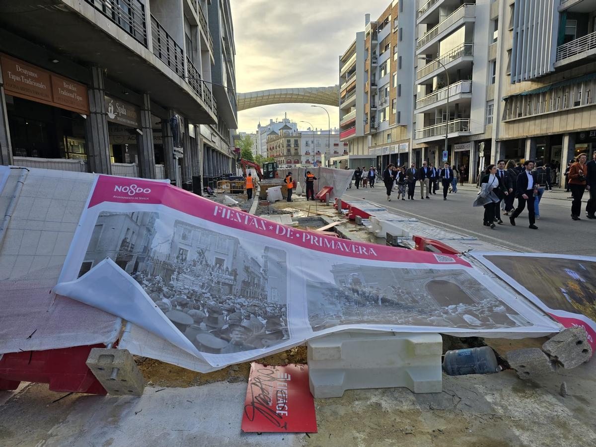 Vallas de obra en la calle Imagen caídas por el viento este Domingo de Ramos