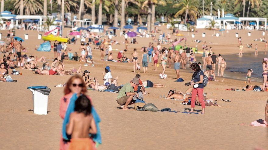 Usuarios en la playa de Las Teresitas.