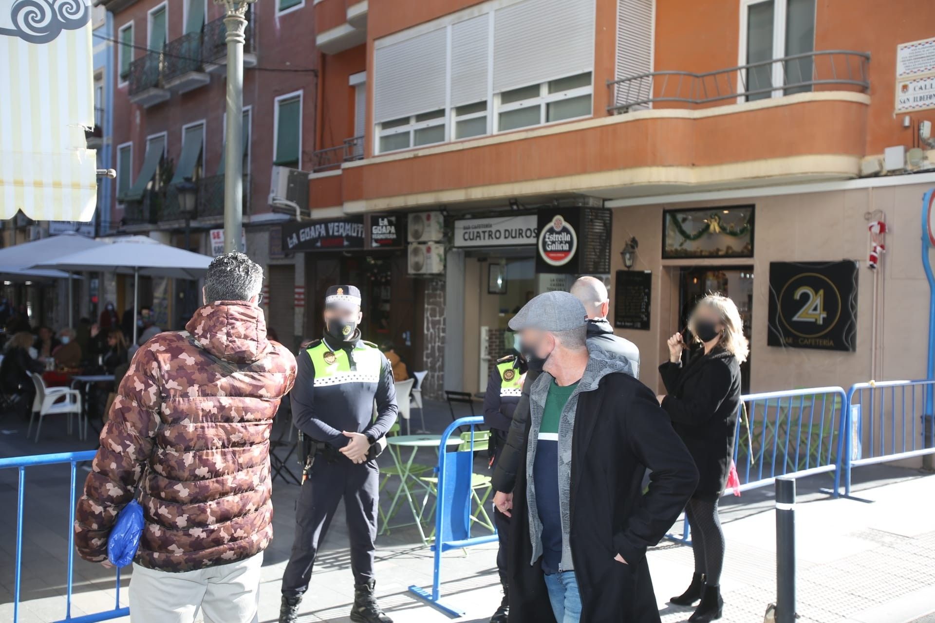 El repunte del covid y los controles policiales no frenan la “Tardevieja” en Alicante