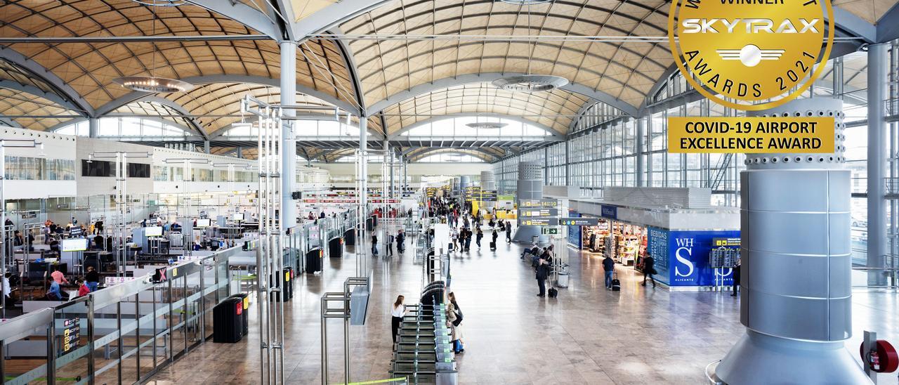 Imagen de la planta de salidas del aeropuerto de Alicante-Elche.