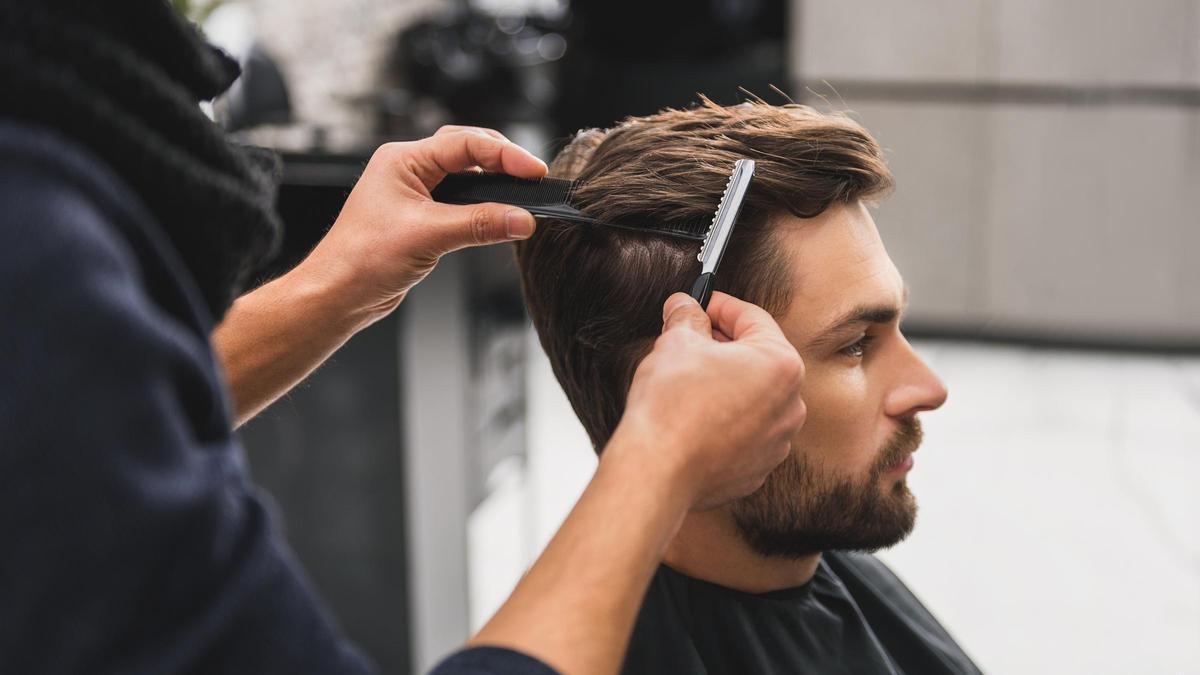 Un cliente se corta el pelo en una peluquería. SHUTTERSTOCK