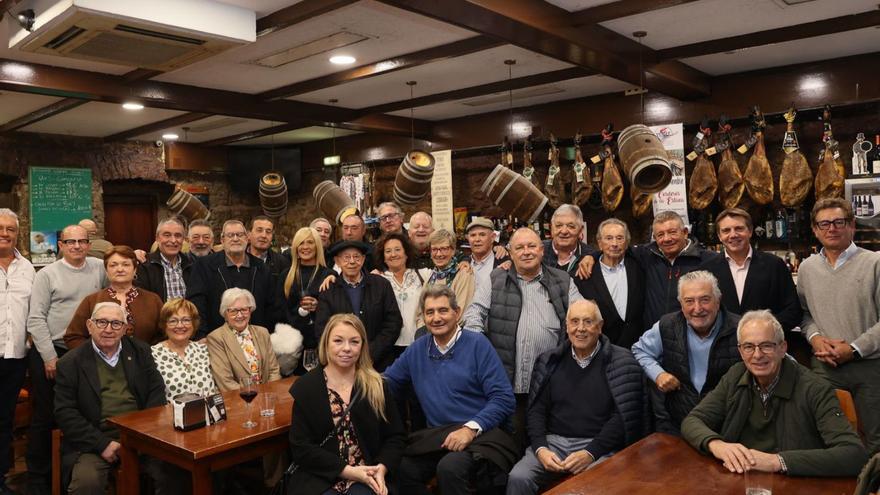 Los participantes en la comida de homenaje a Justo García y Lola Sánchez. | MARIO CANTELI