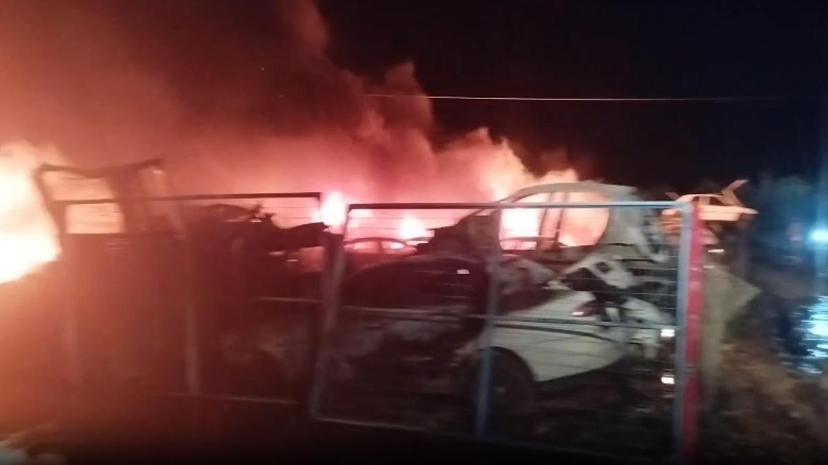Vídeo | Incendio en un desguace de coches de Fuente Álamo