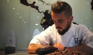 El "orbayu" más dulce va a salir del Cabo Busto con el primer chocolate con diseño asturiano del pastelero Jhonatan González