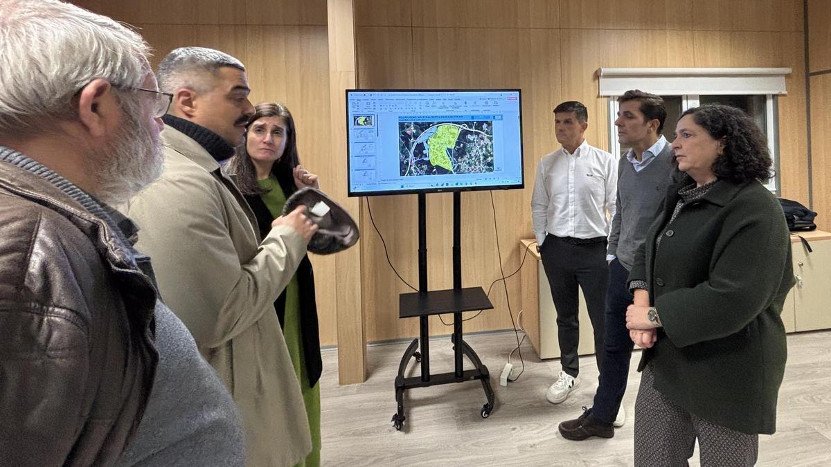 Pérez, segundo esquerda, Ardao e Belén do Campo cos empresarios en Carballo.