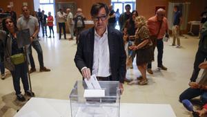 El candidato a la presidencia de la Generalitat, Salvador Illa, vota en el Centro Cultural La Roca del Vallès