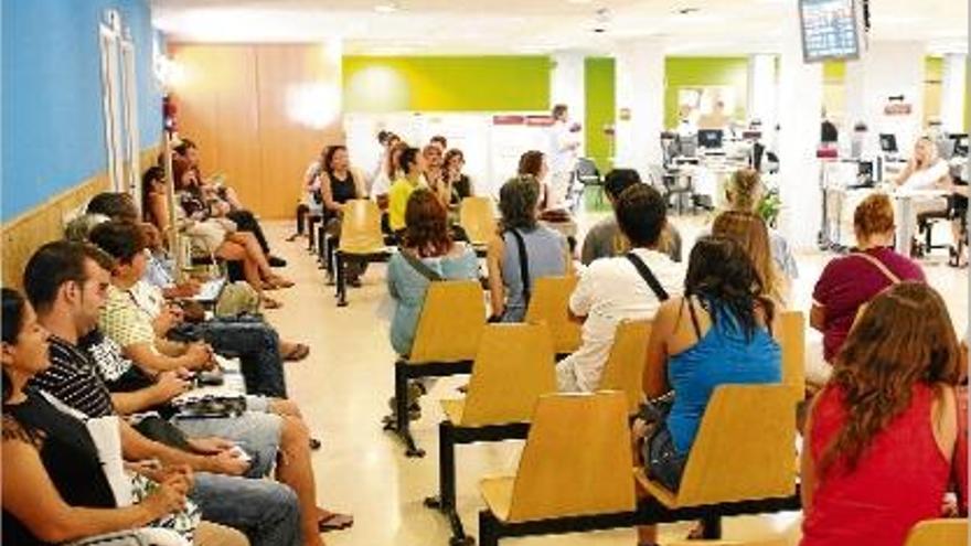Un grup de persones espera el seu torn, ahir, en una oficina del Servei d&#039;Ocupació de Catalunya a Girona.