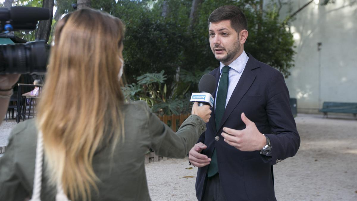 El alcalde de Gandia, José Manuel Prieto, atiende a Levante TV, en el acto de la Marquesa