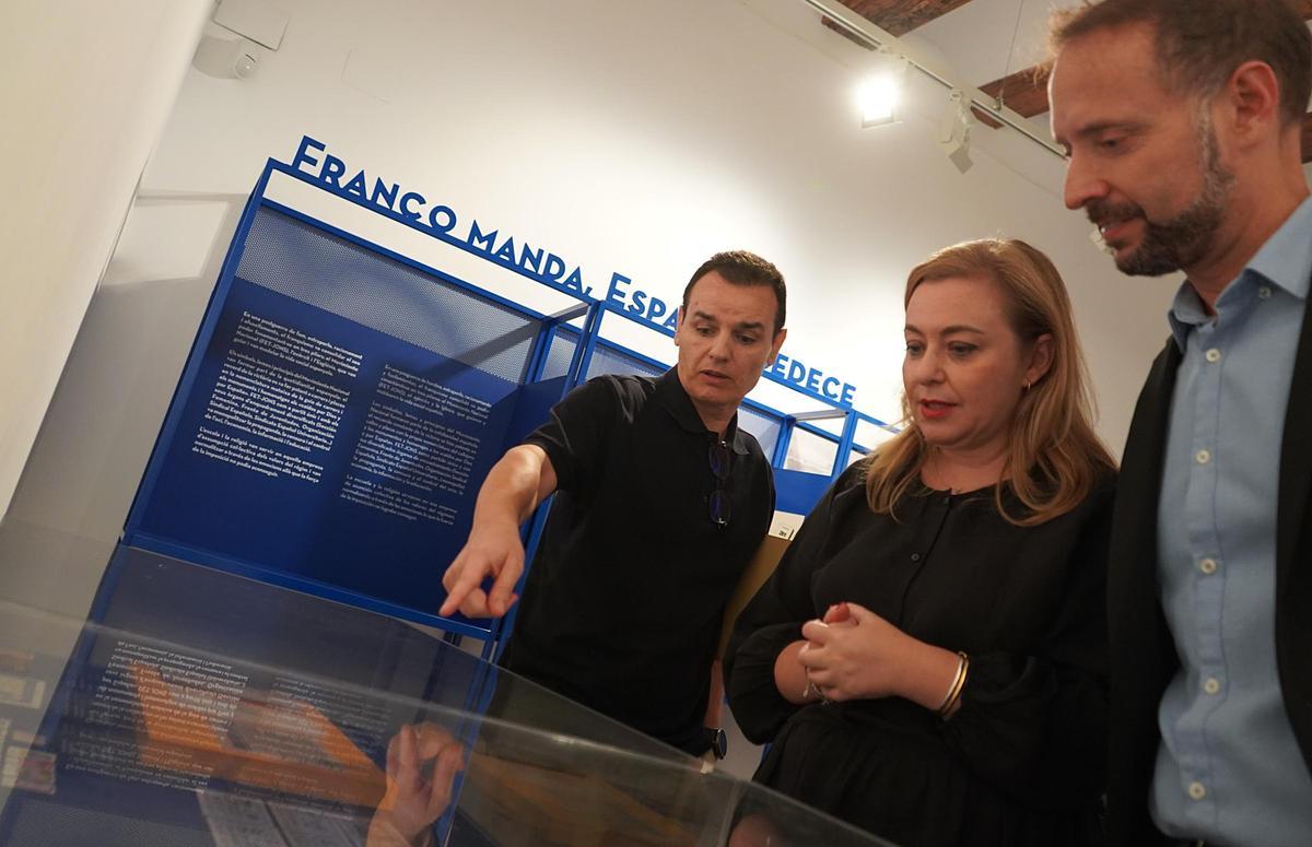 Enguix, junto a Candela y Borrell en la visita a la exposición.